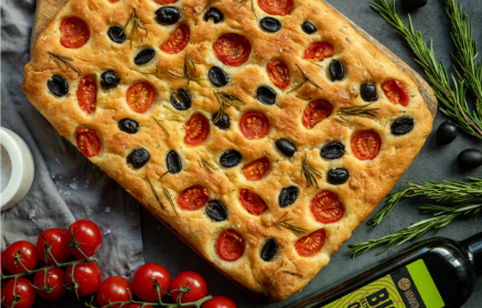 Fitness recept: könnyed olasz focaccia paradicsommal és olívabogyóval