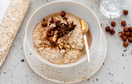 Fitness recept: Főzés nélküli mézeskalács ízű zabkása